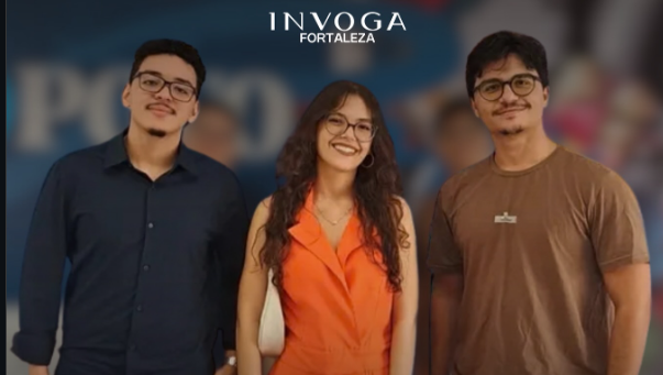 Os três fundadores do Catlogue lado a lado em frente ao painel do O POVO, em matéria do Invoga Fortaleza